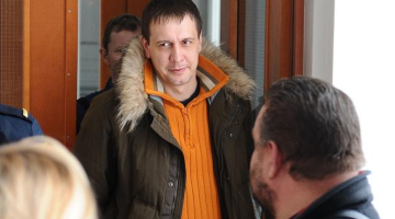 Apsūdzētais Vjačeslavs Širjakovs februārī tiek konvojēts uz sēdi Rīgas apgabaltiesā. Foto: Evija Trifanova, LETA