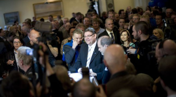 Attēla centrā Nacionālās koalīcijas dalībnieka, partijas "Īstie somi" līderis Timo Soini (kaklasaitē). Viņa partija iepriekšējās vēlēšanās ieguva vien 4,1%, bet šajās - 19%.
