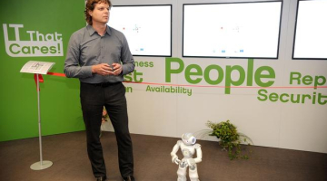 Latvijas informācijas tehnoloģiju (IT) klastera valdes priekšsēdētājs Jānis Bergs un Igaunijas kolēģu sarūpētais robots, kas atdarina cilvēku, Rīgas IT demonstrēšanas centra atklāšanā, kur apskatāmi un interaktīvā veidā izmēģināmi Latvijā izstrādātie risinājumi, aptverot visas iespējamās IT nozares specifikas. Foto: Ieva Čīka, LETA