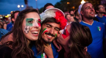 Itāļu futbola fani līksmo Varšavā. Foto: AFP/LETA
