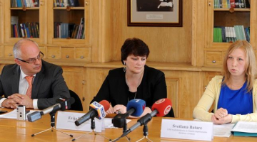 Izglītības un zinātnes ministrs Roberts Ķīlis (no kreisās), Izglītības un zinātnes ministrijas Izglītības departamenta direktore Evija Papule un Nodrošinājuma un finanšu departamenta direktora vietniece finanšu jomā Svetlana Batare piedalās preses brīfingā, kurā informē par pedagogu darba samaksas paaugstināšanu no šā gada 1.septembra. Foto: Edijs Pālens, LETA