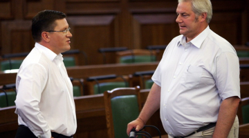 Dzintars Jaundžeikars (L) ar parlamenta kolēģi Mareku Segliņu (K). Autors: Lauris Vīksne, F64