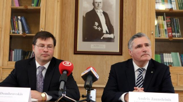 Ministru prezidents Valdis Dombrovskis (no kreisās) un Latvijas Pašvaldību savienības priekšsēdis Andris Jaunsleinis piedalās preses brīfingā pēc Ministru kabineta un Latvijas Pašvaldību savienības vienošanās un domstarpību protokola par 2013. gada valsts budžetu parakstīšanas. Foto: Edijs Pālens, LETA