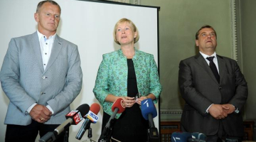 Saeimas deputāts Gaidis Bērziņš (no kreisās), kultūras ministre Žaneta Jaunzeme-Grende un Nacionālās apvienības ģenerālsekretārs Aigars Lūsis preses konferencē pēc kultūras ministres demisijas pieprasījuma. Foto: Evija Trifanova, LETA