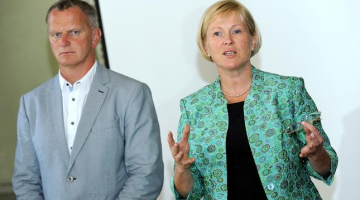 Kultūras ministre Žaneta Jaunzeme-Grende un Nacionālās apvienības pārstāvis Gaidis Bērziņš preses konferencē. Foto: Evija Trifanova, LETA