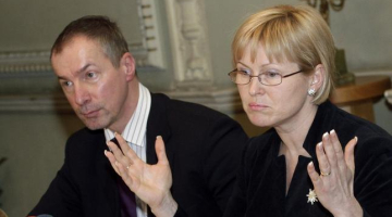 Par projektu atbildīgais Uldis Lielpēters (no kreisās) un kultūras ministre Žaneta Jaunzeme-Grende. Foto: Jānis Saliņš, F64