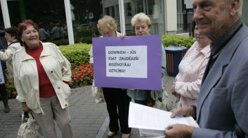 Iedzīvotāju protesti pie Jūrmalas domes mēru maiņas dienā. Autors: Andrejs Teretjevs, F64