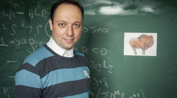Reiz pie fizikas profesora Latvijas Universitātē ieradies kāds dziednieks. Sacījis, ka vēlas parunāt par "Higsa bizonu", ko pēta laboratorija CERN Šveicē - viņam šķiet, ka varot zinātniekiem šajā atklājumā palīdzēt. Vjačeslavs Kaščejevs (attēlā) uzaicinājis negaidīto ciemiņu uz kafiju, kādu stundu pārrunājuši, kas tad īsti ir Higsa bozons. Par godu šim amizantajam notikumam kolēģi vēlāk Vjačeslavam dzimšanas dienā uzdāvinājuši atklātnīti ar "Higsa bizonu". Foto: Emīls Desjatņikovs, F64