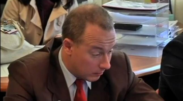 SC deputāts Nikolajs Kabanovs viņam liktenīgajā sēdē. Ekrānšāviņš no video