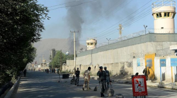 Afgāņu drošības dienests apsargā ceļu prezidenta pili Kabulā. Foto: AFP/LETA