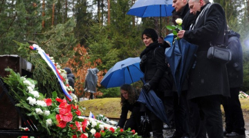 Polijas prezidenta Leha Kačiņska piemiņas vieta katastrofas vietā. Foto: AFP/LETA