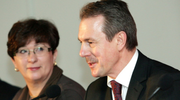 Sandra Kalniete - PS valdes locekle (K) un Ģirts Valdis Kristovskis – PS valdes priekšsēdētājs (L). Foto: Kaspars Krafts, F64