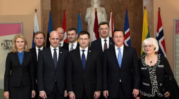 Dānijas Ministru prezidente Helle Torninga-Šmita (no kreisās), Norvēģijas Karalistes vēstnieks Latvijā Jāns Grēvstads, Zviedrijas Ministru prezidents Frēdriks Reinfelts, Somijas premjerministra biroja valsts sekretārs Olli-Peka Heinonens, Igaunijas Ministru prezidents Andruss Ansips, Latvijas Ministru prezidents Valdis Dombrovskis, Lietuvas Ministru prezidents Aļgirds Butkevičs, Lielbritānijas Ministru prezidents Deivids Kemerons un Islandes Ministru prezidente Jouhanna Sigirdardoutira sapulcējušies uz kopbildi pirms Ziemeļu nākotnes foruma. Foto: ieva Čīka, LETA