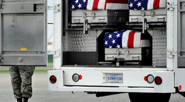 Afganistānā kritušo ASV karavīru mirstīgās atliekas uz dzimteni tiek vestas cinka zārkos. Foto: AFP/LETA