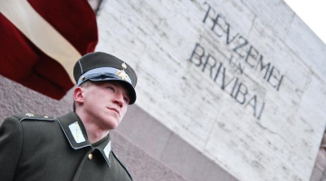 Godasardze pie Brīvības pieminekļa. Foto: Emīls Desjatņikovs, F64