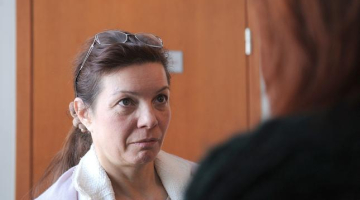 Tatjana Kargina tiesā sarunā ar advokātu. Foto: Evija Trifanova, LETA