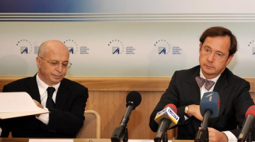 2008.gads. Līguma parakstīšana par "Parex bankas" akciju kontrolpaketes pārņemšanu valsts īpašumā. "Parex bankas" akcionāri Viktors Krasovickis (no kreisās) un Valērijs Kargins pēc līguma parakstīšanas, kas paredz "Parex bankas" akciju kontrolpaketes jeb 51% pārņemšanu "Hipotēku un zemes bankas" īpašumā. Foto: Ieva Čīka, LETA