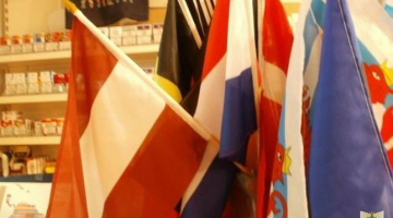 Nepareizais Latvijas karogs suvenīru veikalā Briselē. Foto: Ilze Vainovska, rekurzeme.lv