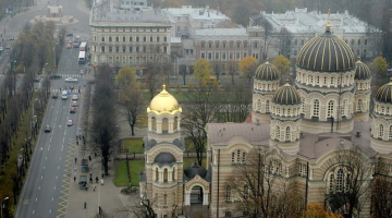 Rīgas Kristus piedzimšanas katedrāle ar 2011.gadā apzeltīto zvanu torņa kupolu. Foto: Evija Trifanova, LETA