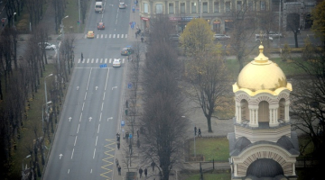 Atjaunotais Katedrāles zvanu torņa kupols mirdz zeltā. Foto: Evija Trifanova, LETA