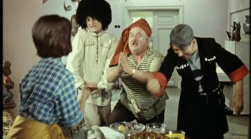 Kadrs no leģendārās režisora Leonīda Gaidaja filmas "Kaukāza gūstekne jeb Šurika jaunie piedzīvojumi". Tā uz ekrāniem iznāca 1967.gadā.