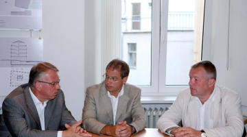 Vēl kopā pie viena apspriežu galda - "Rīgas namu" valdes loceklis Almers Ludviks (no kreisās), Rīgas vicemērs Andris Ameriks un Kārlis Kavacs. Foto: Evija Trifanova, LETA