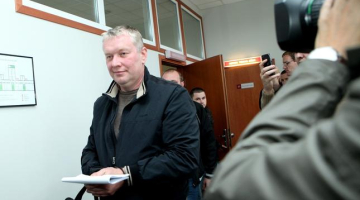 Aizdomās par dienesta stāvokļa ļaunprātīgu izmantošanu turētais bijušais SIA "Rīgas nami" valdes priekšsēdētājs Kārlis Kavacs tiek konvojēts no Rīgas pilsētas Centra rajona tiesas, kuras sēdē viņu nolēma apcienāt. Foto: Edijs Pālens, LETA