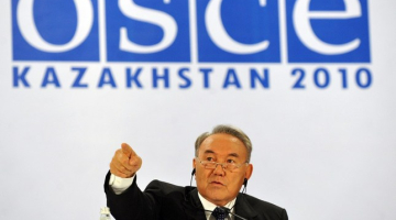 Kazahstānas prezidents Nursultans Nazarbajevs EDSO noslēguma preses konferencē. Foto: AFP/LETA