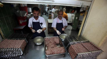 Turku kebabu cepšana. Foto: AFP/LETA