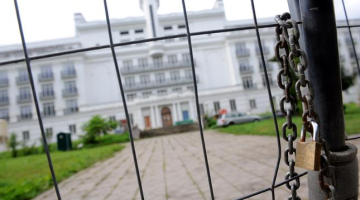 Slēgtie Ķemeru sanatorijas vārti. Foto: Lita Krone, LETA