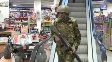 Valdības karaspēka kareivis Nairobi lielveikalā. Foto: AFP/LETA