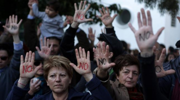 Kipras iedzīvotāji protestē pret valdības iecerēm ar nodokļiem aplikt noguldījumus bankās. Foto: AFP/LETA