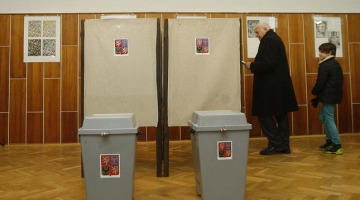 Čehijas līdzšinējais prezidents Vāclavs Klauss dodas balsot. Foto: AFP/LETA