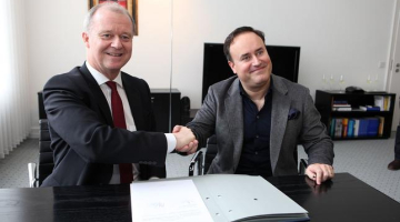 „Südwestrundfunk" direktors un profesors Tomass Kleists (no kreisās) un Karels Marks Šišons līguma parakstīšanas brīdī. Publicitātes foto