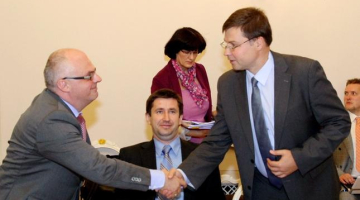 Valdības koalīcijas sēdē - sasveicinās premjers Valdis Dombrovskis un izglītības ministrs Roberts Ķīlis. Pa vidu - RP Saeimas frakcijas vadītājs Vjačeslavs Dombrovskis. Foto: Kaspars Krafts, F64