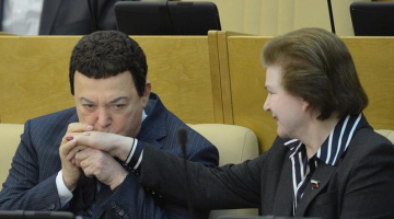 Krievijas Valsts domē pirms balsojuma, kas liedz krievu bērnu adopciju uz ASV - par krievu mafijas kasieri sauktais dziedātājs Josifs Kobzons skūpsta roku bijušajai kosmonautei Valentīnai Tereškovai. Foto: AFP/LETA