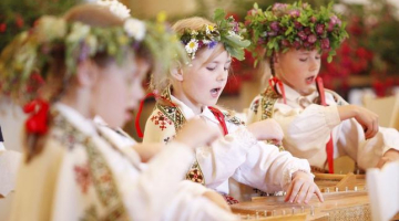 Mazās koklētājas un dziedātājas piedalās Dziesmu svētkos. Foto: Nora Krevneva, F64