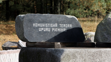 Tēlnieka Paula Jaunzema kaltie akmeņi darbnīcā Vakarbuļļos represēto Latvijas iedzīvotāju piemiņas memoriālam Torņkalnā. Foto: Edijs Pālens, LETA