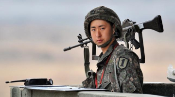 Dienvidkorejas kareivis sardzē. Foto: AFP/LETA