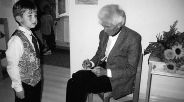 Vēsturiska fotogrāfija - Arnis Koroševskis kopā ar dzejnieku Imantu Ziedoni. Foto no personīgā arhīva