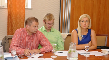 Latvijas Televīzijas ģenerāldirektors Edgars Kots (no kreisās), Latvijas Televīzijas Ziņu dienesta vadītājs Mareks Gailītis un Nacionālās radio un televīzijas padomes priekšsēdētāja vietniece Dace Buceniece. Foto: Ieva Čīka, LETA