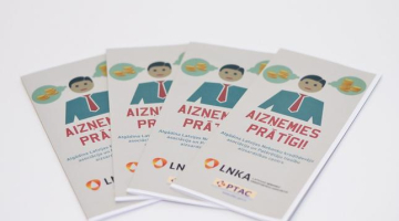 Latvijas Nebanku kredītdevēju asociācijas un Patērētāju tiesību aizsardzības centra rīkotās sociālās kampaņas "Aizņemies prātīgi!" informatīvie bukleti. Foto: Renāte Briede, LETA
