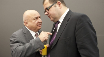 TAV Airport Holding prezidents un valdes priekšsēdētājs Sani Seners un toreiz vēl starptautiskā lidostas "Rīga" valdes priekšsēdētājs Krišjānis Peters. Foto: Andrejs Strokins, F64