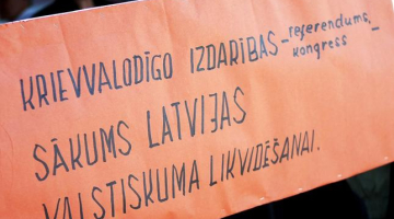 Plakāts politiski represētā Valtera Rudzīša rīkotajā piketā 9.maijā šogad pie Okupācijas muzeja. Foto: Ieva Lūka, LETA