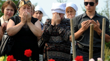 Traģēdijā bojāgājušās Fainas Valiuļinas radinieki un draugi sēru ceremonijā Kazaņā. Foto: AFP/LETA