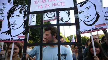 Demonstranti Maskavā augustā rokās tur plakātus ar uzrakstu: "Iedomājies sevi viņu vietā", tādējādi protestājot pret 6.maijā Bolotnajas laukuma protesta akcijā joprojām aizturēto cilvēku turēšanu ieslodzījumā. Foto: ITAR-TASS/LETA