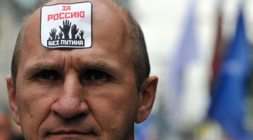 Krievijas protestētājs uz pieres uzlīmējis aicinājumu padzīt Putinu. Foto: AFP/LETA