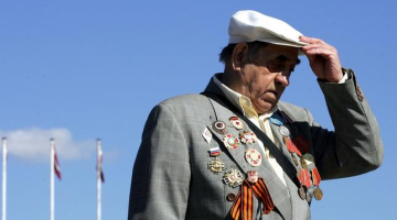 Padomju karaspēka veterāns 9.maijā pie Uzvaras pieminekļa. Foto: Ieva Čīka, LETA