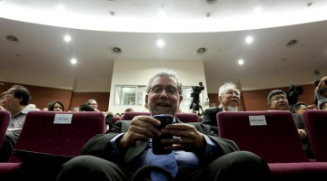 Nobela prēmijas laureāts ekonomikā Pols Krugmans var tikai pasmieties par Latvijas pīļu dīķi. Foto: EPA/LETA