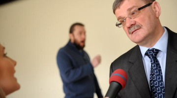 Jānis Lāčplēsis sniedz interviju. Foto: LETA